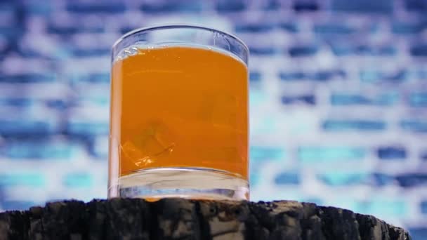Wrzucić Lód Żółtej Lemoniady Szklanki Letni Chłodny Drink Świeży Chłodny — Wideo stockowe