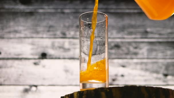 Vierta Limonada Amarilla Vaso Transparente Sobre Fondo Tablas Madera Bebida — Vídeos de Stock