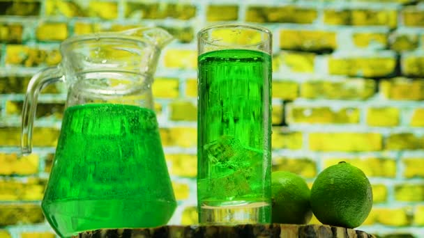 Grön Lemonad Med Grön Lemonad Kanna Och Ett Transparent Glas — Stockvideo