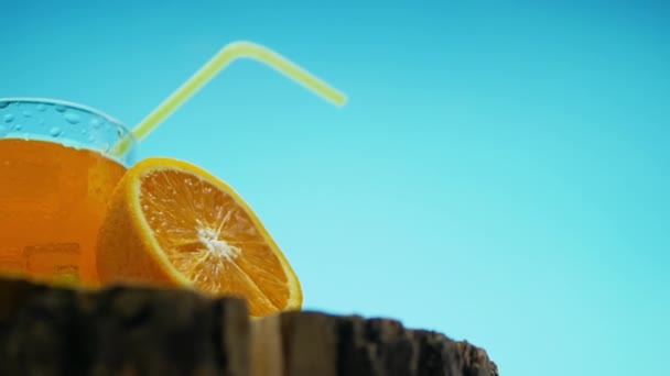 Enfoque Suave Verter Limonada Amarilla Una Jarra Vaso Jugo Naranja — Vídeos de Stock