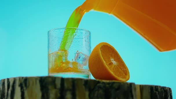 Limonada Amarilla Sobre Fondo Azul Vierte Limonada Vaso Zumo Naranja — Vídeos de Stock