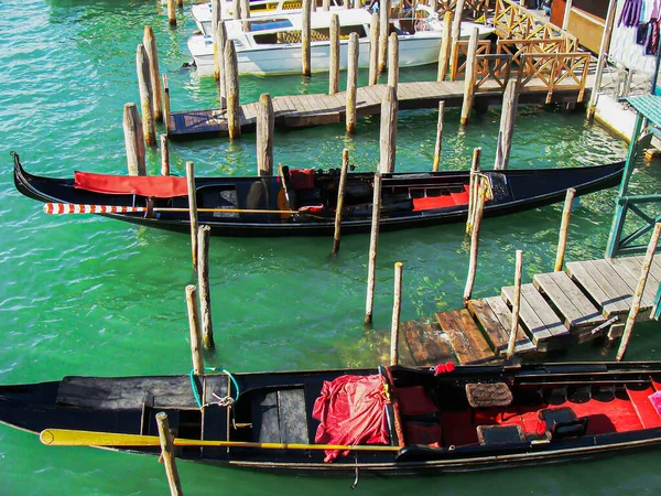 Góndola Está Amarrada Muelle Vista Superior Una Góndola Mar Veneciano — Foto de Stock