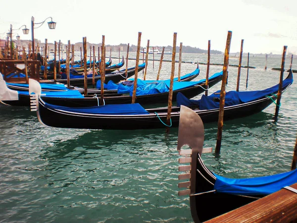 ヴェネツィアのゴンドラと桟橋 ゴンドラはターパリンで覆われていた — ストック写真