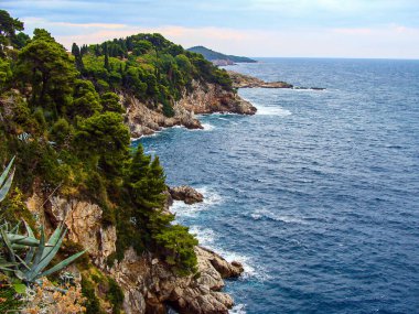 Denizin ve dağların üst manzarası, güzel bir set manzarası, denizin üzerindeki kayalıklar.