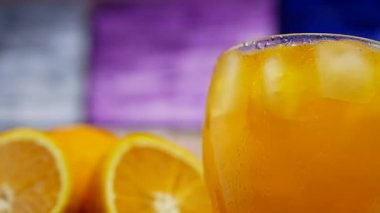 Barda kokteyl var. Buzlu soğuk kokteyl. Şeffaf bardakta sarı limonata. Portakal suyu