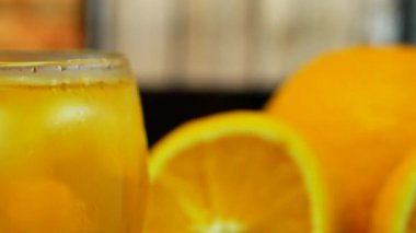 Bar tezgahındaki Kokteyl 'e yakın çekim. Buzlu soğuk kokteyl. Şeffaf bardakta sarı limonata. Portakal suyu