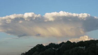 Adanın üzerinde büyük bir bulut, gökyüzünde olağanüstü bir bulut