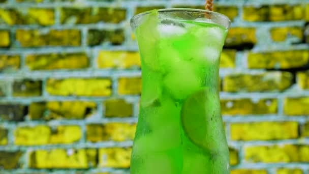 Tezgahın Üzerinde Yeşil Limonata Var Buzlu Soğuk Kokteyl Tuğla Duvarda — Stok video