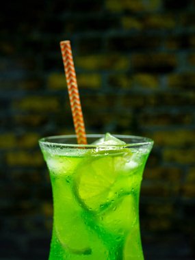 Barda yeşil limonata, yeşil alkollü kokteyl, buzlu yakın plan içki.