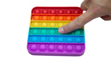 Stres önleyici. Popüler bir stres giderici oyuncak. LGBT kalp bayrağı. Parmağını silikon oyuncak antistrese bastırıyorsun. Patlat..