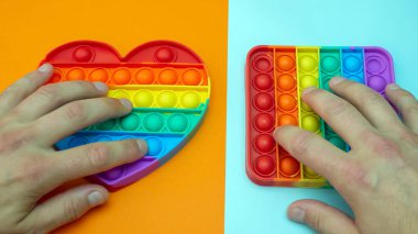 Stres önleyici. Popüler bir stres giderici oyuncak. LGBT kalp bayrağı. Parmağını silikon oyuncak antistrese bastırıyorsun. Patlat..