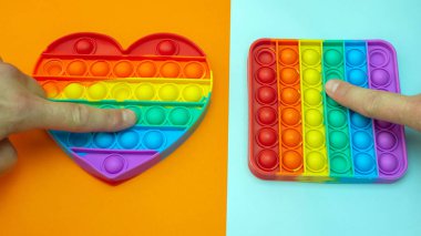 Stres önleyici. Popüler bir stres giderici oyuncak. LGBT kalp bayrağı. Parmağını silikon oyuncak antistrese bastırıyorsun. Patlat..