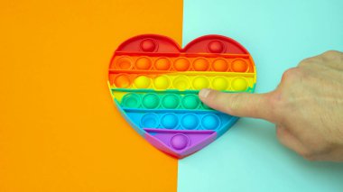 Stres önleyici. Popüler bir stres giderici oyuncak. LGBT kalp bayrağı. Parmağını silikon oyuncak antistrese bastırıyorsun. Patlat..