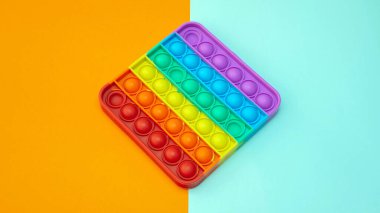 Stres önleyici. Popüler bir stres giderici oyuncak. LGBT kalp bayrağı. Parmağını silikon oyuncak antistrese bastırıyorsun. Patlat..