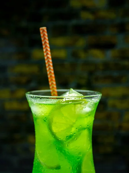 Зеленый Лимонад Баре Зеленый Алкогольный Коктейль Коктейль Крупным Планом Льдом — стоковое фото