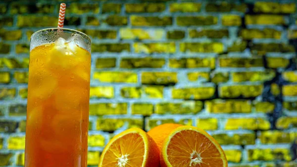 Limonáda Ledem Sklenici Pozadí Cihlové Zdi Pomerančová Šťáva Průhledným Sklem — Stock fotografie