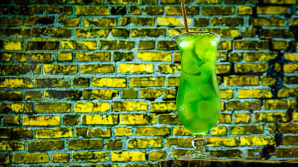 Alcoholische Cocktail Een Glas Een Bakstenen Muurachtergrond Groene Limonade Met — Stockfoto