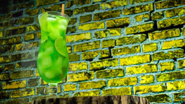 Close Juicy Cold Green Lemonade Glass Background Colored Brick Wall — 图库照片