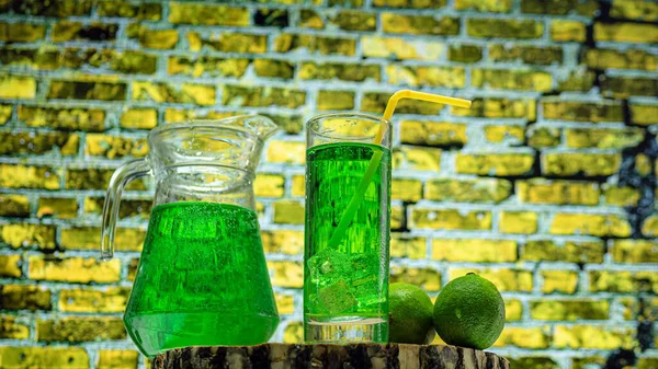 Bebida Verde Fruta Vaso Sobre Fondo Pared Ladrillo Limonada Verde —  Fotos de Stock
