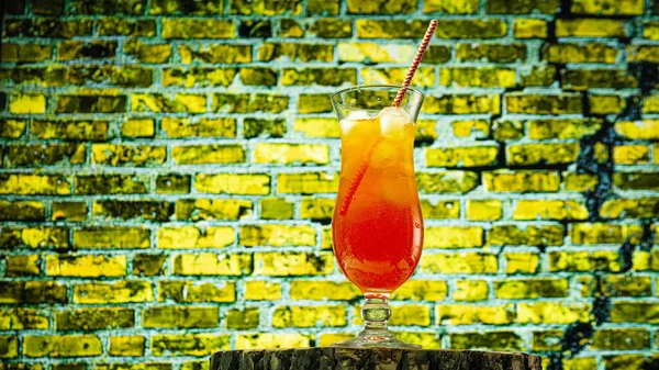 Cocktail Een Glas Met Een Rietje Achtergrond Van Een Gele — Stockfoto