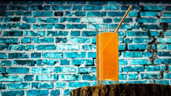 Limonata Gialla Bicchiere Con Una Cannuccia Uno Sfondo Muro Mattoni — Foto Stock