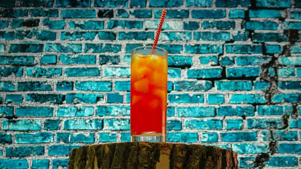 Červená Limonáda Pomerančový Koktejl Slámou Chladící Nápoj Ovocný Alkohol Ledem — Stock fotografie