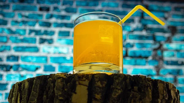 Oranje Cocktail Met Een Rietje Een Blauwe Bakstenen Muurachtergrond Koeldrankje — Stockfoto