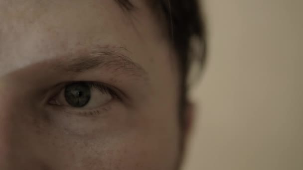 焦点を合わせて 目の検査 男チェック目でクリニック — ストック動画