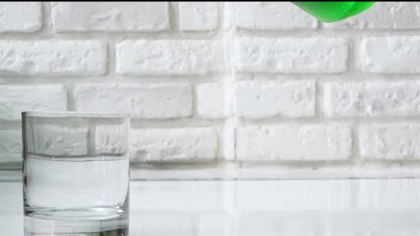 Wlać Zieloną Lemoniadę Przezroczystej Szklanki Tle Białej Ceglanej Ściany Sok — Wideo stockowe