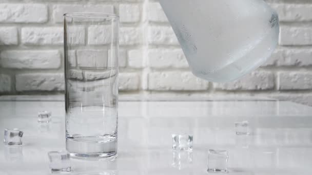 Versare Acqua Bicchiere Trasparente Una Bevanda Acqua Minerale Fredda Uno — Video Stock