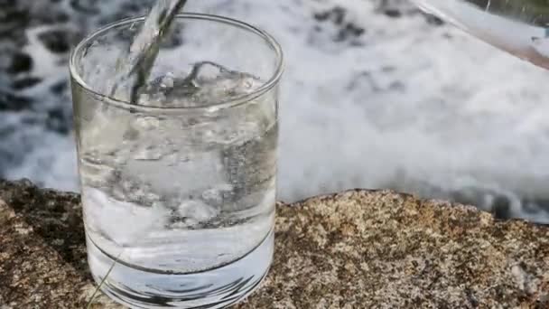 Wlać Wodę Pitną Szklanki Górach Pobliżu Wodospadu Woda Mineralna Szklance — Wideo stockowe