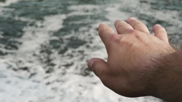 Mannen Nöjd Med Vattenfallet Hand Mot Bakgrund Stark Ström Vatten — Stockvideo