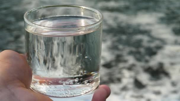 Медленное Движение Питьевая Вода Стакане Возле Водопада Человек Держит Стакан — стоковое видео