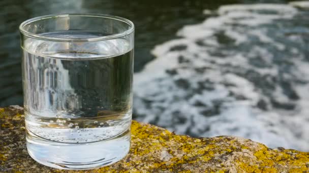 Acqua Potabile Minerale Bicchiere Sullo Sfondo Una Cascata Montagna — Video Stock