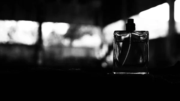 Herenparfum Het Donker Parfumflesje — Stockfoto