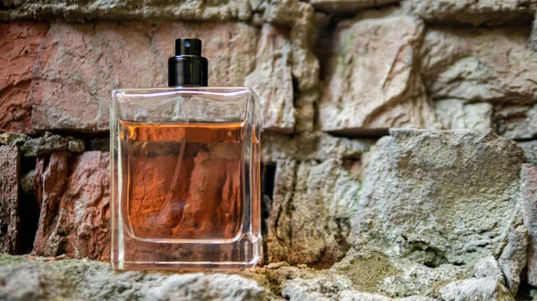 Parfum Voor Mannen Een Bakstenen Muur Achtergrond — Stockfoto