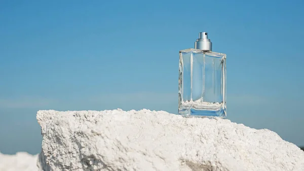 Herenparfum Een Sneeuwwitte Zoutberg Voor Mannen Parfum Kopieerruimte — Stockfoto