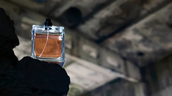 Een Fles Mannenparfum Achtergrond Van Architectonische Ruïnes Sinaasappelparfum — Stockfoto