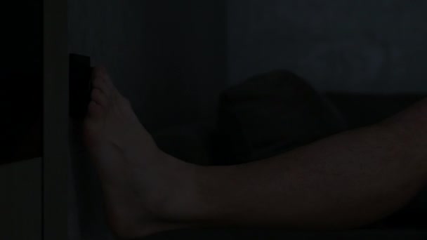 Выключите Электрический Выключатель Ногой Человек Нажимает Переключатель Доме Ногой — стоковое видео