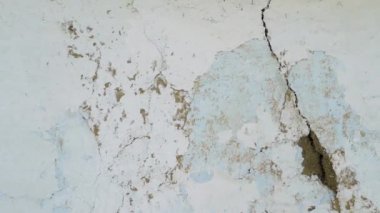 Çatlak bir kulübenin beyaz dekoratif duvarının arka planı. Harabelerin duvarı antikadır. Eski bir kil, saman ve tuğla duvarı. Boşluk arkaplanı kopyala.
