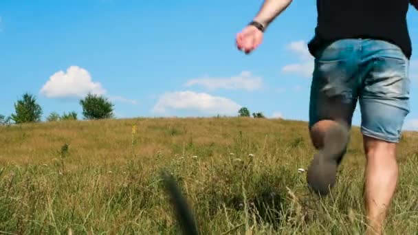 Lycklig Man Ett Hopp Naturen Man Mästare Livet Njuter Livet — Stockvideo