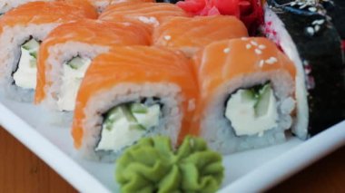 İştah açıcı taze suşi, yakın plan, beyaz tabakta wasabi suşi.