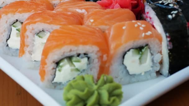 Petits Sushis Frais Gros Plan Sushis Wasabi Dans Une Assiette — Video