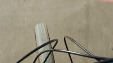 Bisiklet yolunda bisiklet sürmek. Bisikletli bir adam