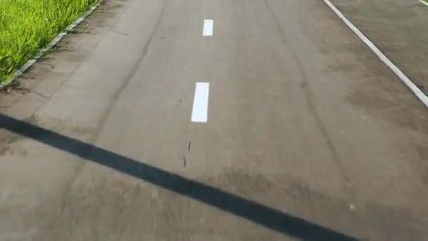 骑自行车在自行车道上 — 图库视频影像