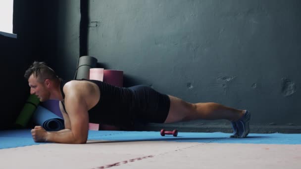 Versterk Buik Met Oefeningen Een Persoon Voert Een Plank Oefening — Stockvideo