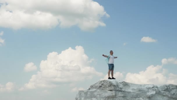 Ein Glücklicher Mann Auf Einem Hohen Berg Der Die Hände — Stockvideo