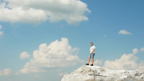 Счастливый Человек Высокой Горе Человек Покоривший Вершину Глядя Вдаль — стоковое видео