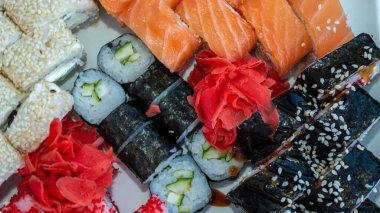 Sushi 'nin üst görüntüsü, yakın plan, wasabi ve suşi tabağı.