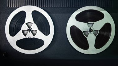 Eski portatif makaradan teybe. Retro teyp ve makaralı teyp.